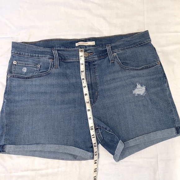 Levi’s Women’s Rolled Cuff Denim Jean medium Wash, Mid Length Shorts 33 - Picture 5 of 11